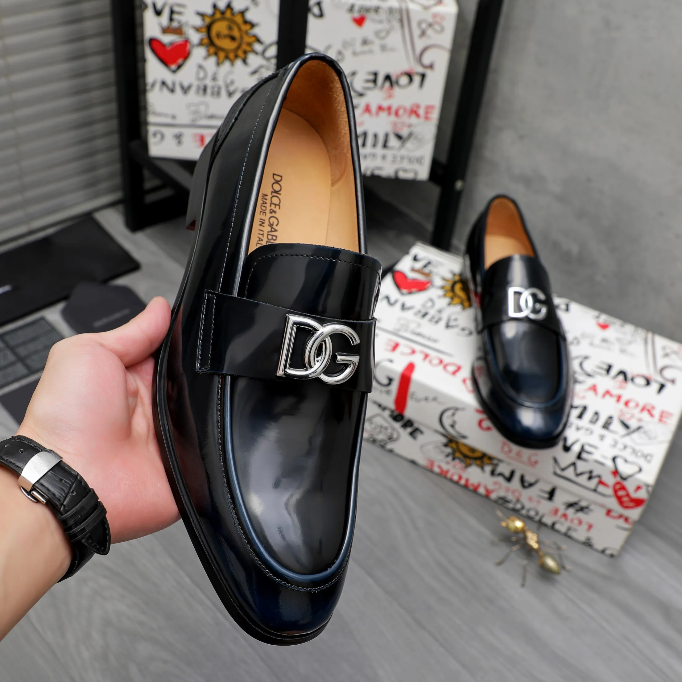 Men's shoes 💰500 Product trademark: DG (Dolce & Gabbana) business casual leather shoes Regular size: 38-45 (45 is custom-made and non-returnable) Product materials: Selected pearlescent polished cowhide upper, cowhide lining, original outsole